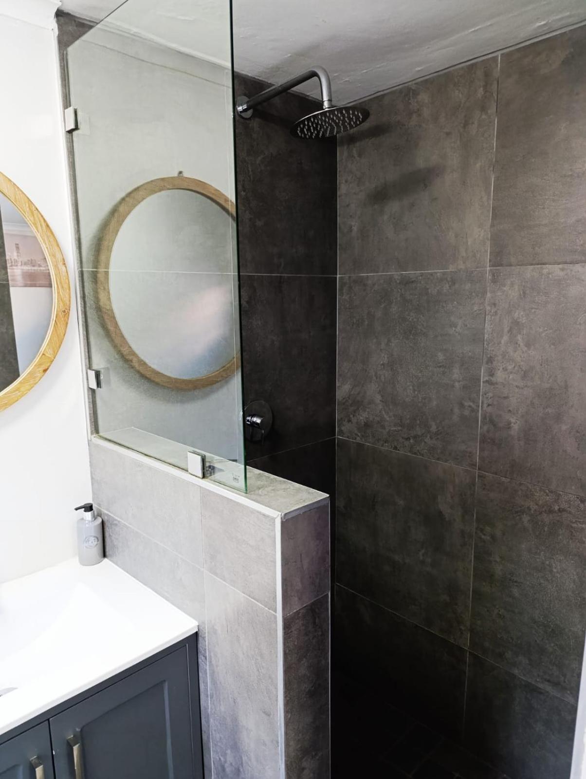 Reef View Bnb East London Bagian luar foto