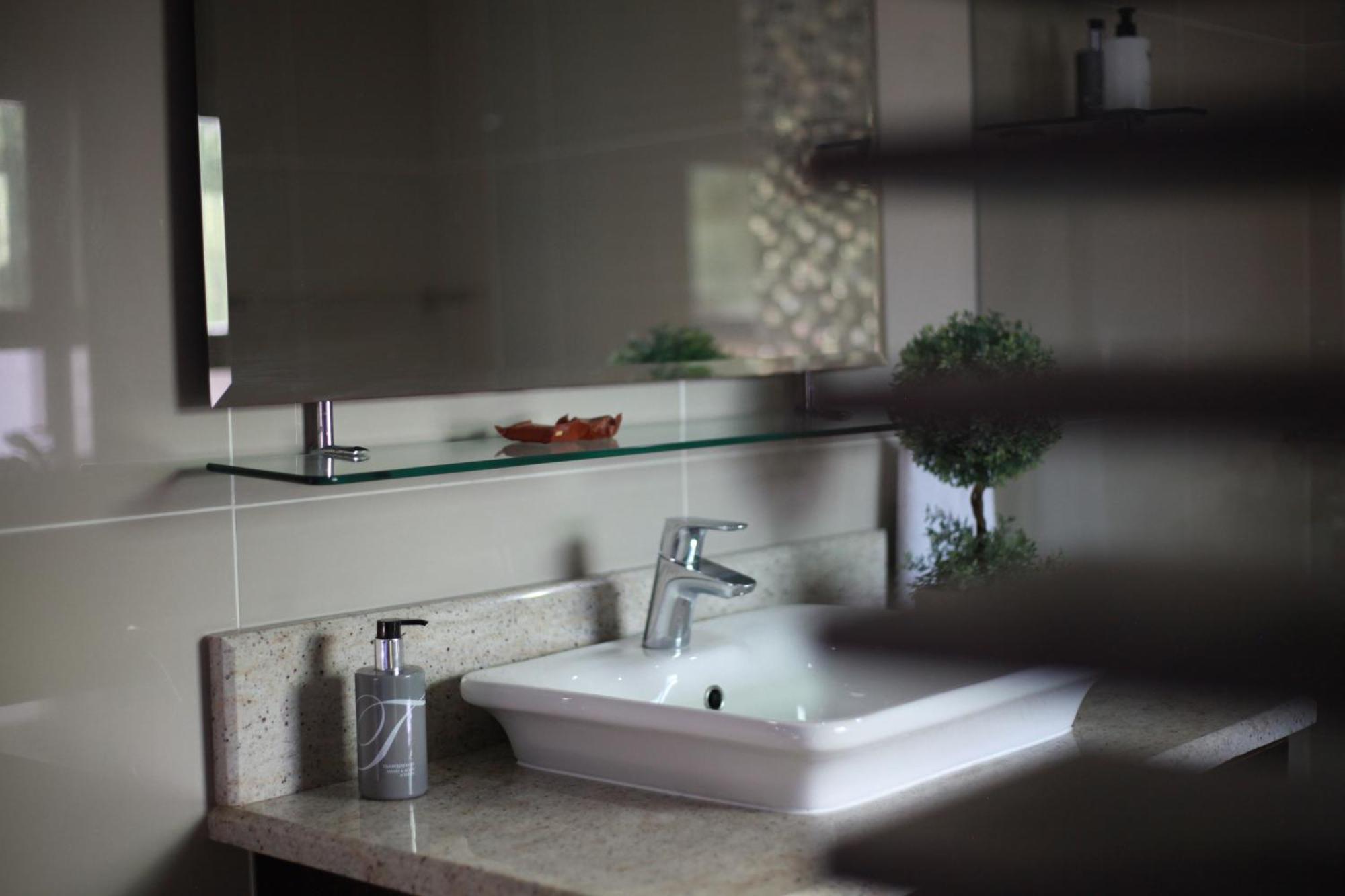 Reef View Bnb East London Bagian luar foto