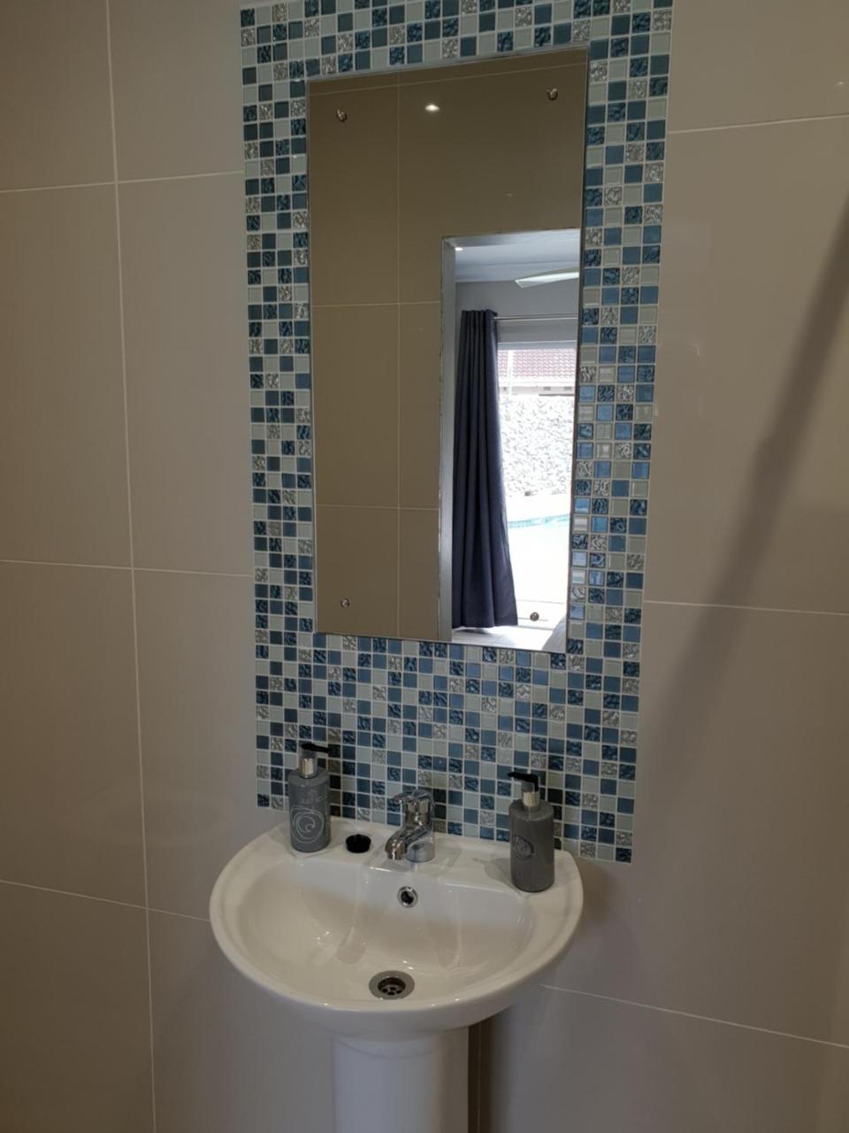 Reef View Bnb East London Bagian luar foto