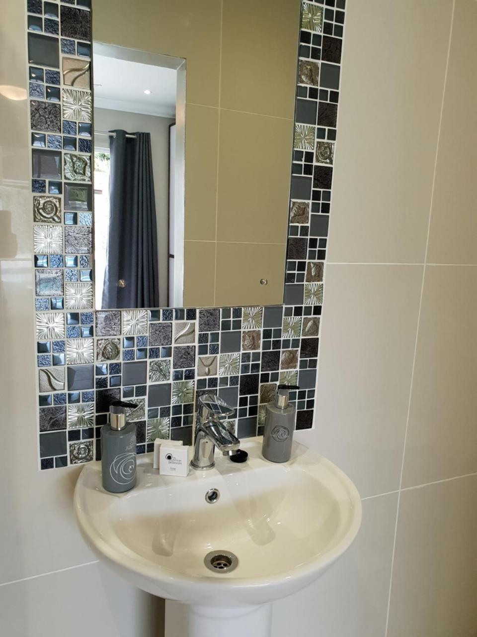 Reef View Bnb East London Bagian luar foto